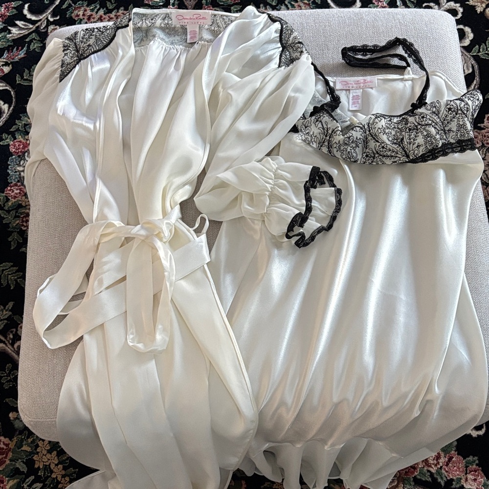 Oscar de la Renta White and Black Lace Robe Set